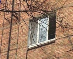 На Луганщине ребенок выпал из окна многоэтажки