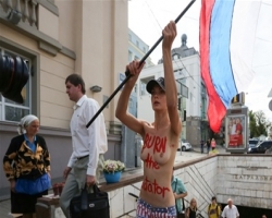 Активистка «FEMEN» поддержала Навального голой грудью