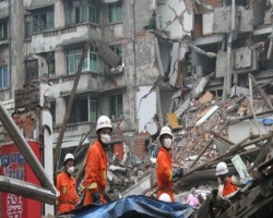 Мощное землетрясение убило почти 50 китайцев