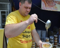 Всеукраинский фестиваль меда в Днепропетровске собрал ведущих пчеловодов страны