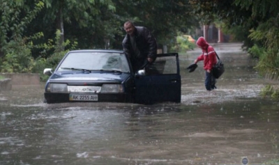Сильные проливные дожди превратили Евпаторию в украинскую Венецию