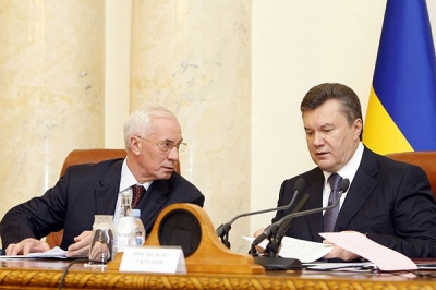 Виктор Янукович недоволен Азаровым и никому пальцы в двери не вставляет
