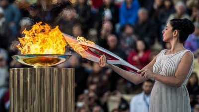 Олимпийский факел взорвался в руках у 13-летней девочки, покалечив ее