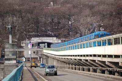 В столице неизвестный прыгнул на оживленную трассу с моста Метро