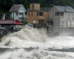 В Японии эвакуированы сотни тысяч человек из-за тайфуна