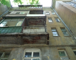 Жительнице Львова упал на голову кусок балкона