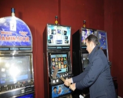 Украинский депутат громил кувалдой игровые автоматы, а видео выложил в Интернете