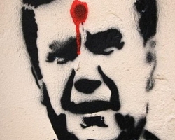 Активиста, прострелившего голову Януковичу,  побили головой об асфальт