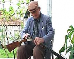 На Луганщине старик невзлюбил соседа и расстрелял его из ружья