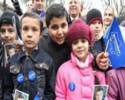Учащихся Кировоградской школы заставили выйти холод встречать с флажками Виктора Януковича 