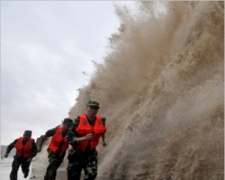 Тайфун «Фитоу» в Китае убил более 10 человек, еще 15 – исчезли без вести 