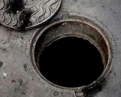 Львовские спасатели ищут двухлетнего ребенка, упавшего в канализационный люк