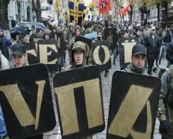 В Киеве проходят митинги сторонников и противников УПА