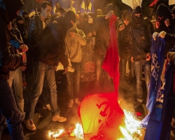 В центре Киева сожгли флаги ПР и КПУ