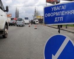 В центре Луганска маршрутка столкнулась с микроавтобусом.