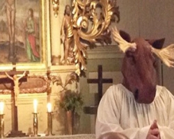Шведский пастор прочитала проповедь в костюме лося