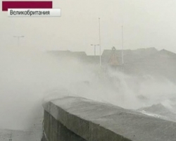 Сильнейший ураган обрушился на Великобританию
