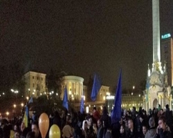 Люди по всей стране протестуют против решения правительства заморозить евроинтеграцию