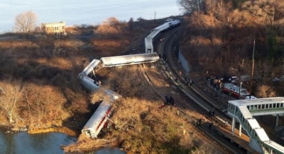 В Нью-Йорке поезд сошел с рельсов, вагоны упали в овраг, есть жертвы