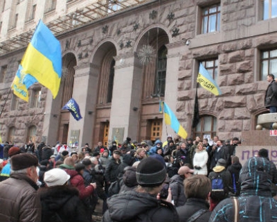 Евромайдановцы плеснули студенту в лицо зеленкой