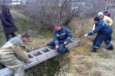 В Луганской области спасатели достали человека из колодца, который провел в нем 19 часов