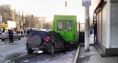 В Луганске «Тойота» влетела в маршрутное такси