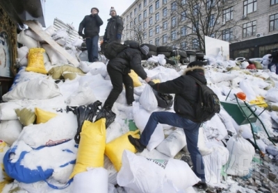 На Грушевского выросли снежные баррикады и воцарилась тишина 