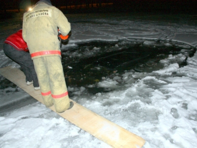 В Пуще-Водице на Киевщине машина рухнула под лед