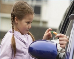 Неизвестный на Луганщине предлагает школьникам покататься на машине
