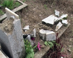 Пьяный одессит разгромил кладбище за то, что могильная плита его "ударила"