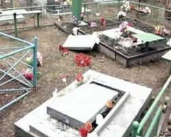 Пьяный вандал разрушил десяки захоронений на кладбище "Острая могила" в Луганске