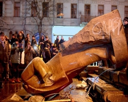 Харьковский губернатор перечислил деньги на восстановление памятника Ленину