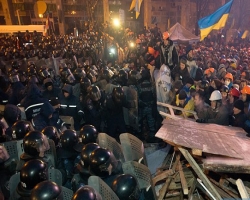 В Киеве начался штурм Евромайдана