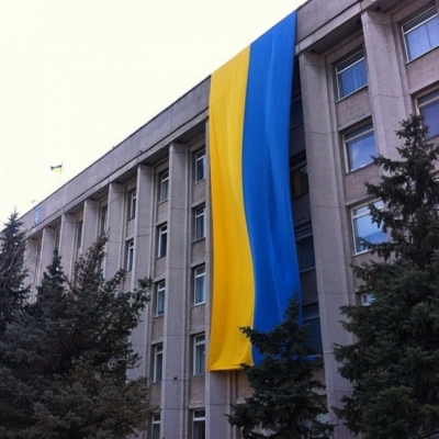 Здание городского совета Херсона было украшено гигантским флагом Украины 