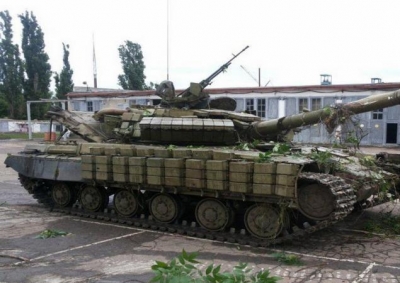 В Луганской области танки расставляют прямо по жилому сектору