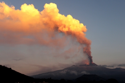 На  острове в Японии начал извергаться вулкан Шиндейк