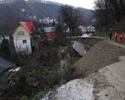 Селевый поток в Сочи ограничил передвижение 40 туристов