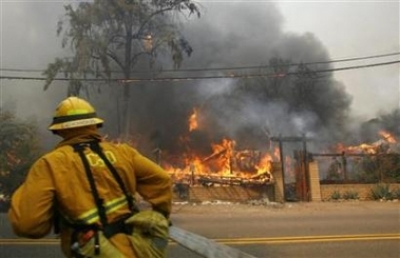 В Калифорнии горит лес, повреждено100 зданий
