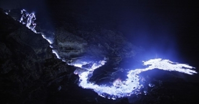 Вулкан с голубой «лавой» стал героем фотосессии