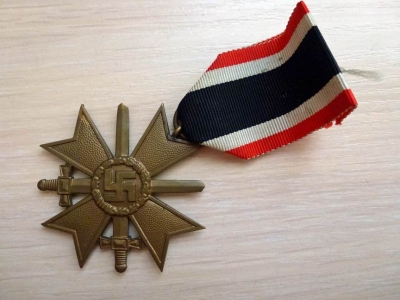 Граждане Беларуси везли в Украину медали со свастикой