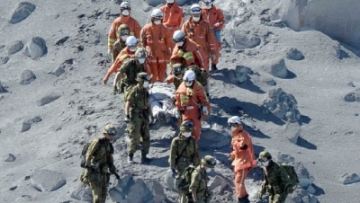 Извержение вулкана Онтакэ унесло жизни 55 человек