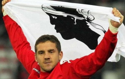 Флаг Корсики стал причиной потасовки на стадионе во Франции