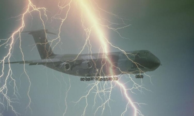 В самолет попала молния, пассажиры в шоке