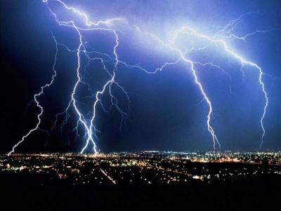 Три человека пострадали от ударов молний на западе Австралии