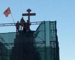 На центральной площади Харькова был поднят флаг Новороссии