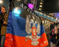 Россияне с флагом "ДНР" пытались препятствовать проведению акции против Путина в Швеции