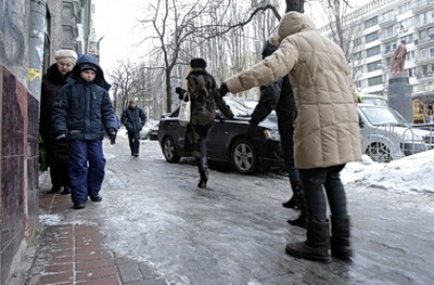 В Киеве более сорока человек пострадали  после первого снегопада