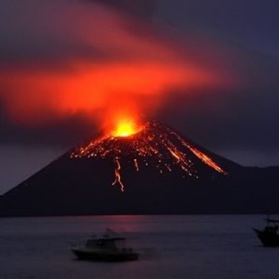 Крупнейший вулкан Асо начал свое извержение