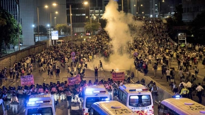  Гонконгские полицейские начали применять силу, чтобы убрать баррикады, а также арестовывает демонстрантов