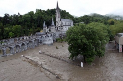 На юге Франции наводнение заставило срочно эвакуировать 3,5 тысячи человек